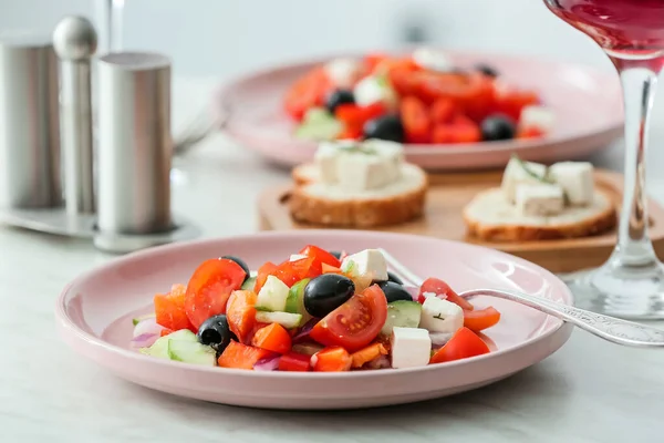 Plates Fresh Greek Salad Table Restaurant — Stock Photo, Image