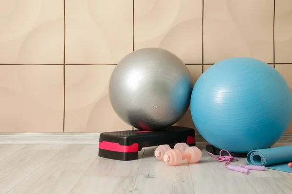 Conjunto Equipamentos Esportivos Com Bolas Fitness Perto Parede Cores — Fotografia de Stock