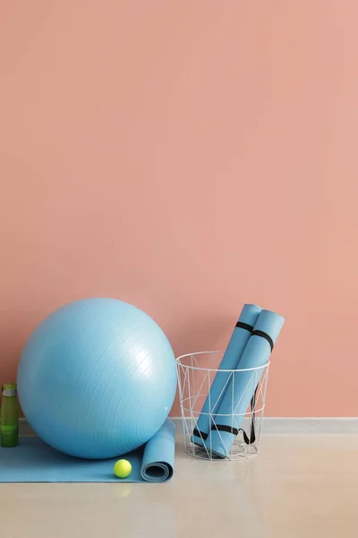 Conjunto Equipamentos Esportivos Com Bola Fitness Sobre Fundo Cor — Fotografia de Stock