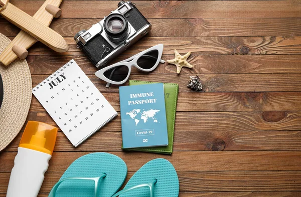 Calendrier Avec Accessoires Plage Passeport Immunitaire Sur Fond Bois — Photo