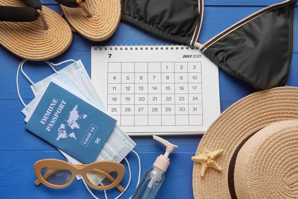 カレンダービーチアクセサリー 医療用マスク カラー木製の背景に免疫パスポート — ストック写真