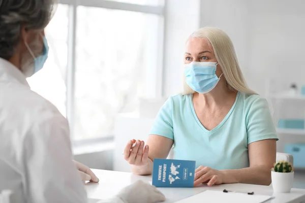 Patient Getting Immune Passport Clinic — Stock Photo, Image