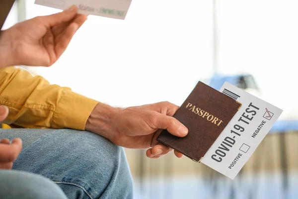 Havaalanında Bağışıklık Pasaportu Negatif Covid Test Sonuçları Olan Yaşlı Turistler — Stok fotoğraf