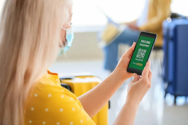 Turista Senior Con Pasaporte Inmune Electrónico Aeropuerto — Foto de Stock