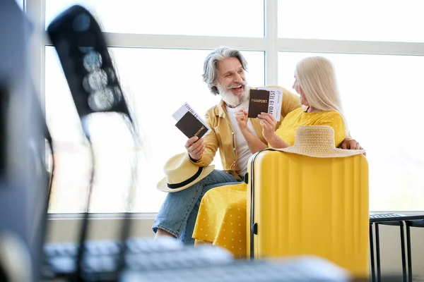 Starsi Turyści Paszportami Immunologicznymi Lotnisku — Zdjęcie stockowe