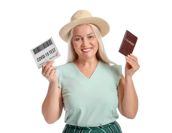 Starsza Kobieta Paszportem Negatywnym Wynikiem Testu Białym Tle — Zdjęcie stockowe