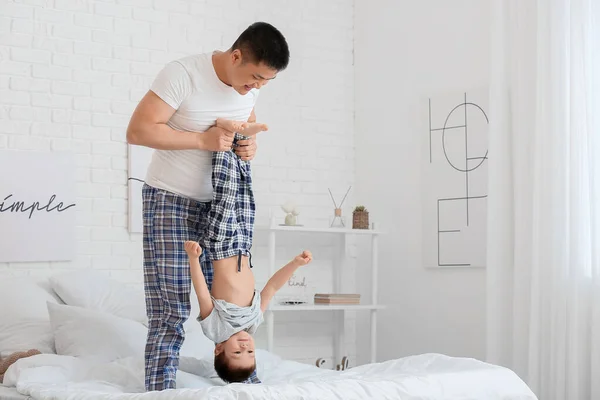 Happy Father His Little Son Playing Home Morning — Stock Photo, Image