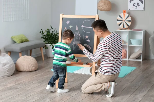 Happy Father His Little Son Drawing Chalkboard Home — Stock Photo, Image