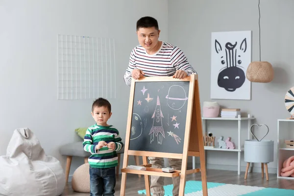 Happy Father His Little Son Drawing Chalkboard Home — Stock Photo, Image