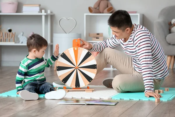 幸せな父親と彼の小さな息子は家で遊んで — ストック写真