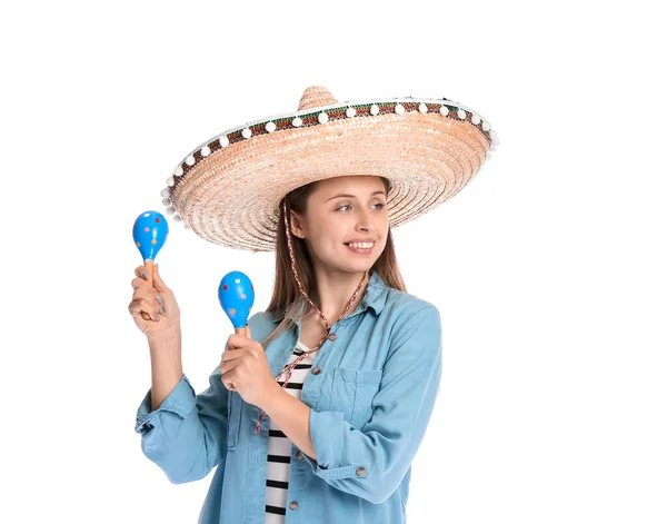 Ευτυχισμένη Νεαρή Μεξικάνα Καπέλο Σομπρέρο Και Μαράκες Λευκό Φόντο — Φωτογραφία Αρχείου