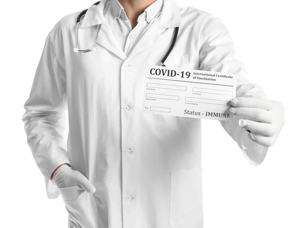 Мужчина Врач Международным Сертификатом Вакцинации Белом Фоне — стоковое фото