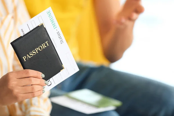 在机场持有护照和国际疫苗接种证书的年轻妇女 — 图库照片