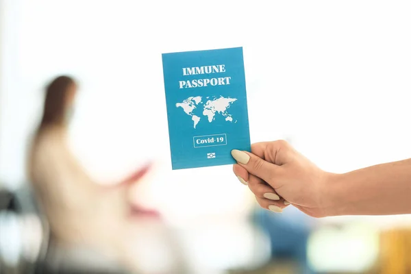 Giovane Donna Con Passaporto Immunitario Aeroporto — Foto Stock