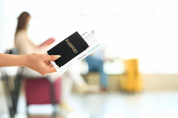 Jovem Com Passaporte Certificado Internacional Vacinação Aeroporto — Fotografia de Stock