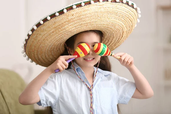Menina Mexicana Bonito Chapéu Sombrero Com Maracas Casa — Fotografia de Stock