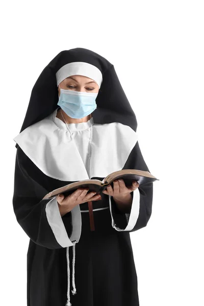 Suora Matura Maschera Medica Con Sacra Bibbia Sfondo Bianco — Foto Stock