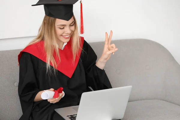 Gelukkige Studente Haar Afstudeerdag Thuis Concept Van Online Onderwijs — Stockfoto