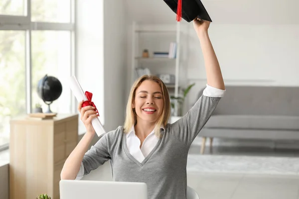 Feliz Alumna Día Graduación Casa Concepto Educación Línea — Foto de Stock