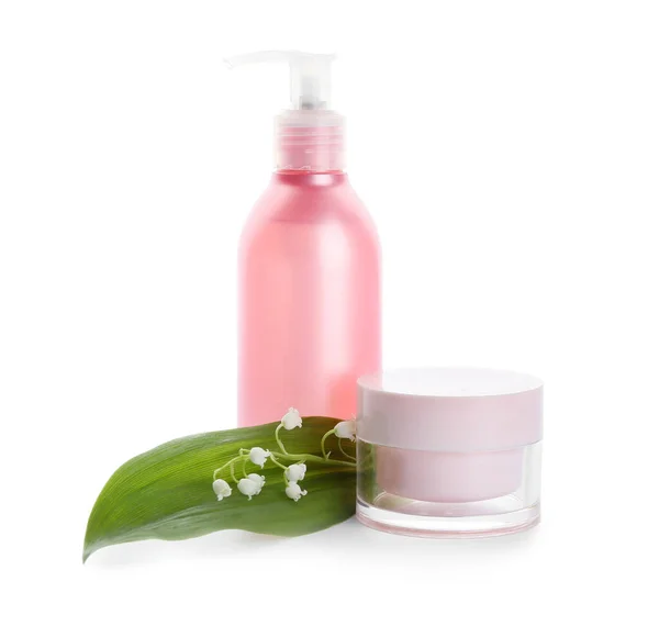 Productos Cosméticos Flores Lirio Del Valle Sobre Fondo Blanco — Foto de Stock