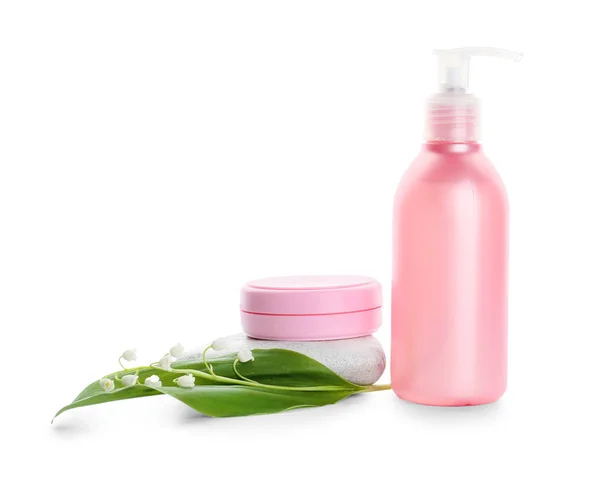 Kosmetiska Produkter Och Liljekonvalj Blommor Vit Bakgrund — Stockfoto