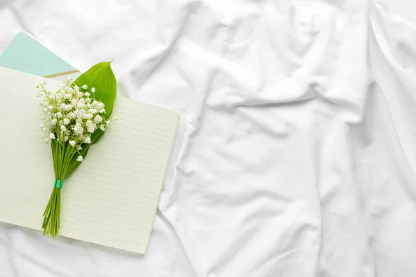 Прекрасні Квіти Лілії Блокноти Фоні Легкої Тканини — стокове фото