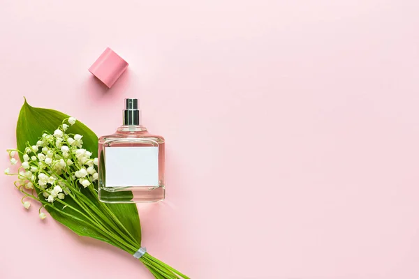 Egy Üveg Parfüm Liliom Valley Virágok Színes Háttér — Stock Fotó