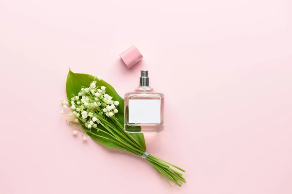 一盒香水和百合花 色彩艳丽的背景 — 图库照片