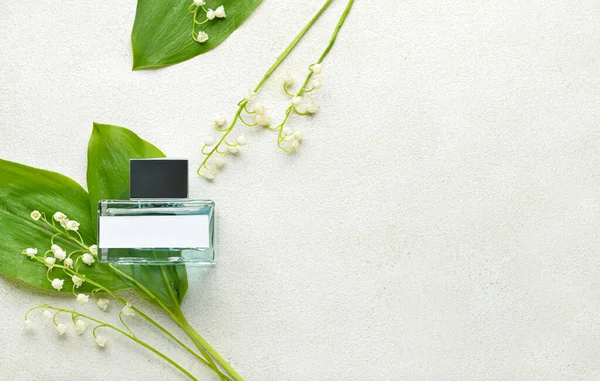 Fles Parfum Lelie Van Vallei Bloemen Lichte Achtergrond — Stockfoto