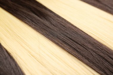 Güzel sarışın ve esmer saçlı.