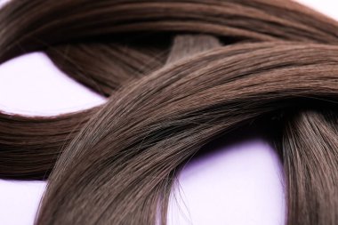 Renkli arkaplanda kahverengi saç telleri, yakın plan