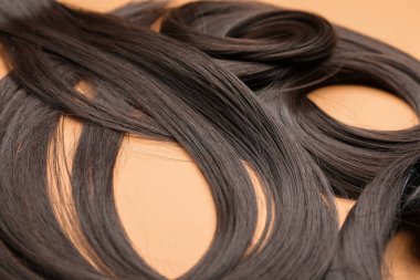 Renkli arkaplanda kahverengi saç telleri