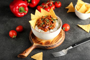 Lezzetli biberli makarna, pilav, nacho ve sebzeli kase koyu arkaplanda.