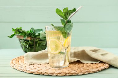 Renkli ahşap arka planda limonlu lezzetli buzlu çay.