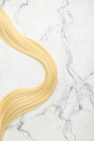 Блондинка Волосся Нитки Світлому Фоні — стокове фото