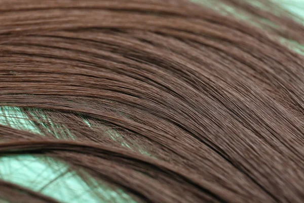 Braune Haare Auf Farbigem Hintergrund Nahaufnahme — Stockfoto