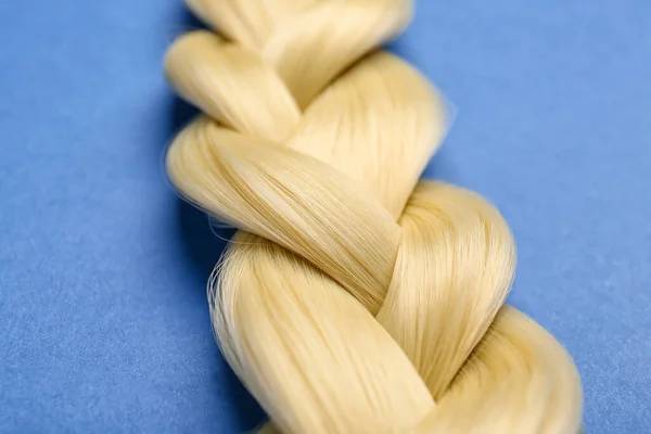 Красивые Плетеные Светлые Волосы Цветном Фоне Крупным Планом — стоковое фото