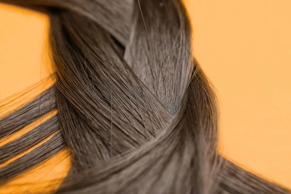 Krásné Spletené Brunetky Vlasy Barevném Pozadí Detailní Záběr — Stock fotografie