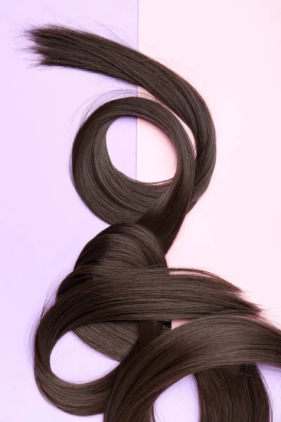 Strähnen Von Braunen Haaren Auf Farbigem Hintergrund — Stockfoto