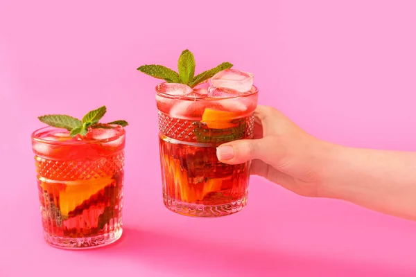 Main Féminine Avec Des Verres Thé Glacé Savoureux Avec Citron — Photo