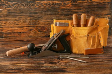 Ahşap arka planda marangoz aletleri