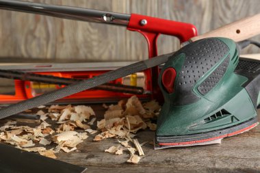 Marangoz aletleri seti ve ahşap arka planda toz gördüm, yakın plan.