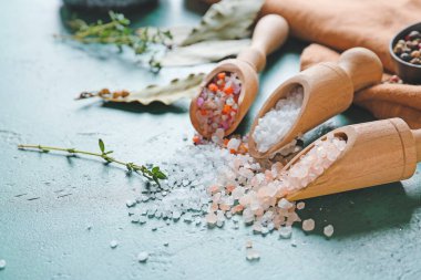 Renk arkaplanında farklı tuza sahip Scoops 'lar, yakın plan