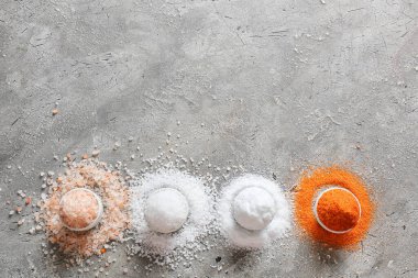 Gri arka planda farklı tuzlu kaseler