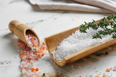 Hafif arkaplanda farklı tuz ve kekik, yakın plan