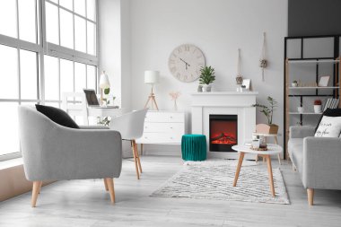 Şömineli modern oturma odasının şık bir iç mekanı.