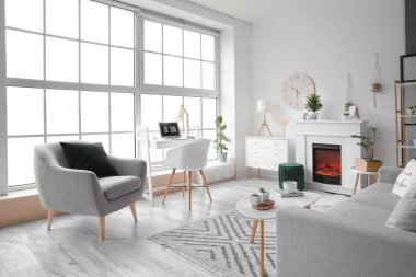 Şömineli modern oturma odasının şık bir iç mekanı.