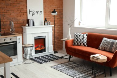 Modern mutfağın içinde şık bir şömine.