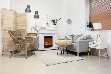 Şömineli modern oturma odasının şık bir iç mekanı.