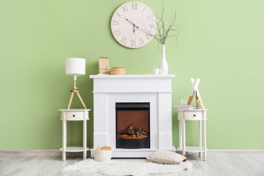 Şömineli modern oturma odasının şık bir iç mekanı.